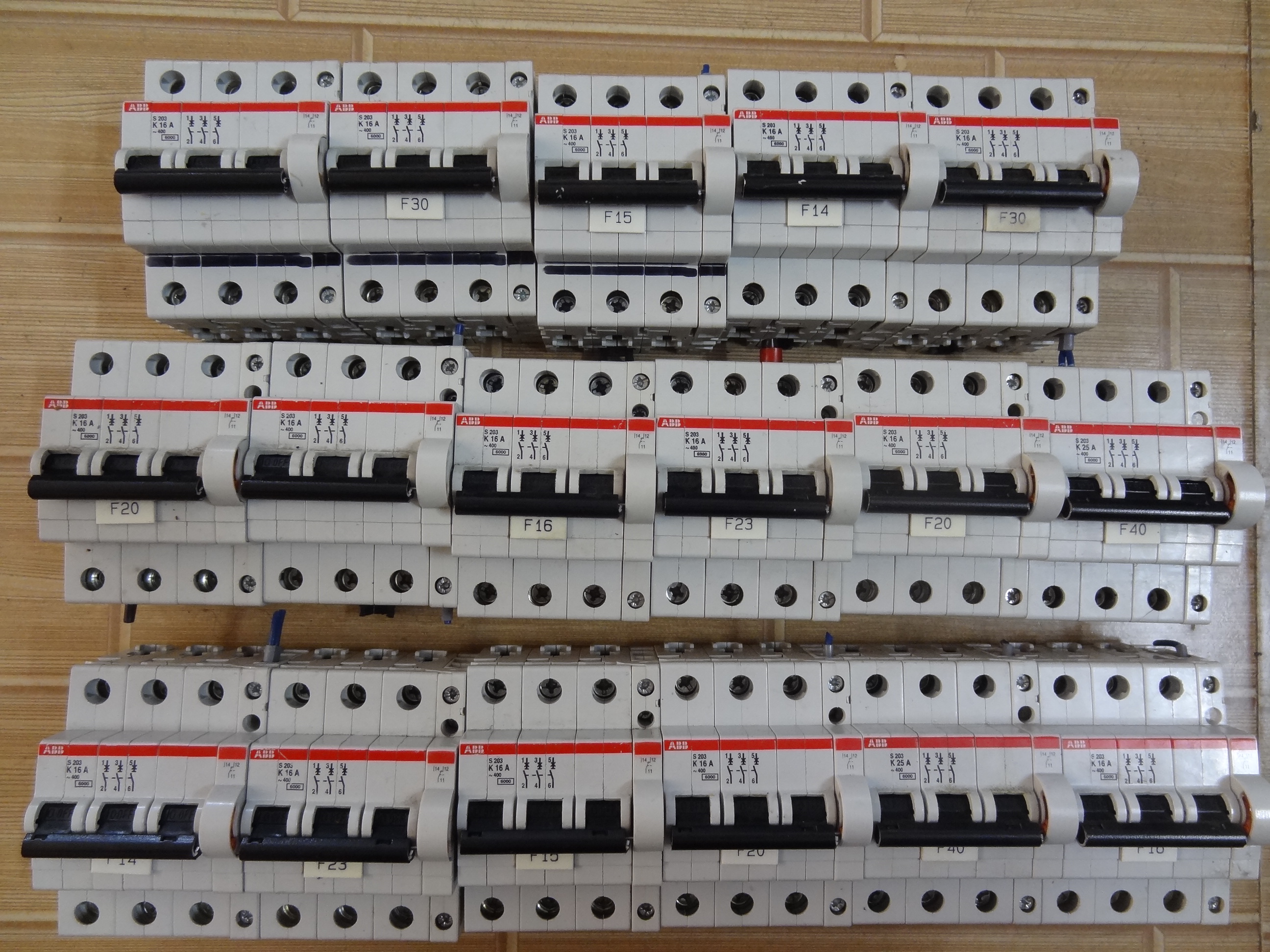 Original dismantler ABB circuit breaker S203 K16A K25A with alarm auxiliary contact point S2C-H6R