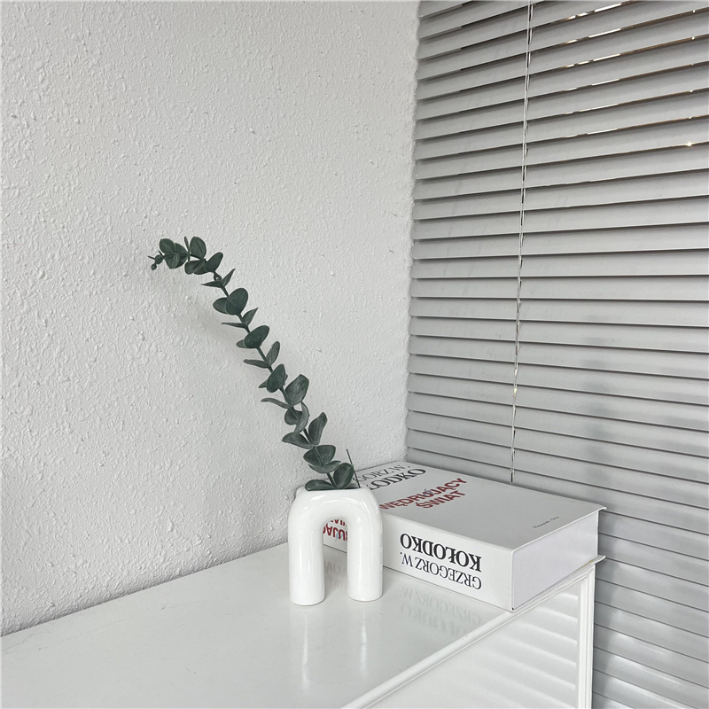 A small vase with very INS wind out of the island ISLAND PANTS Shape Minimalist White Porcelain Flower Arrangement Home Decoration Pendulum-Taobao