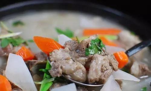 炖羊肉汤,只放这3样材料就够,别再做错