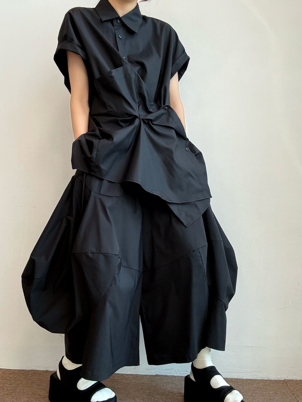 Structuralist Style Short-Sleeved Shirt with Multiple Ways to Wear It
