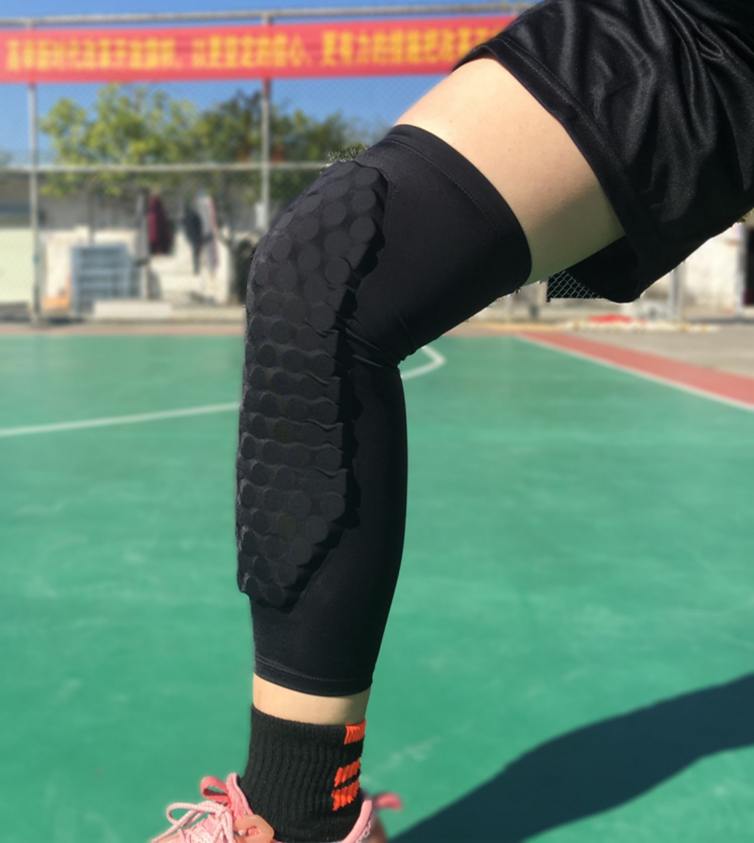 Bóng rổ đầu gối nam tổ ong chống va chạm đào tạo bóng rổ chuyên nghiệp chạy đầu gối thể thao dài bóng rổ thiết bị bảo vệ thiết bị - Dụng cụ thể thao miếng bó đầu gối