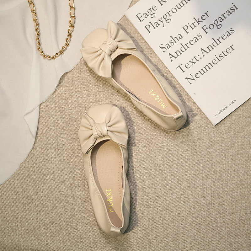 Small fragrance single shoes female summer 2021 new light color, round head soft leather bee bean shoes