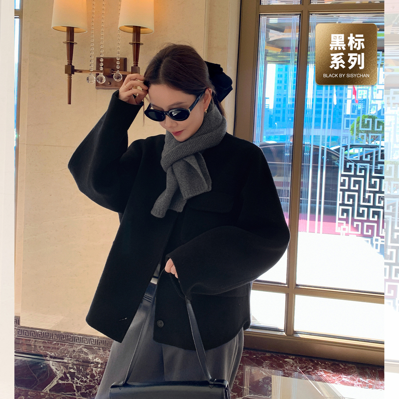 Libelin Sisy Black Label Small Black Gold Woolen Coat for Women, Autumn/Winter Short Style, Elegant Silhouette, Round Neck Coat for Petite Sizes Libelin Sisy Black Label Small Black Gold Woolen Coat for Women, Autumn/Winter Short Style, Elegant Silhouette, Round Neck Coat for Petite Sizes