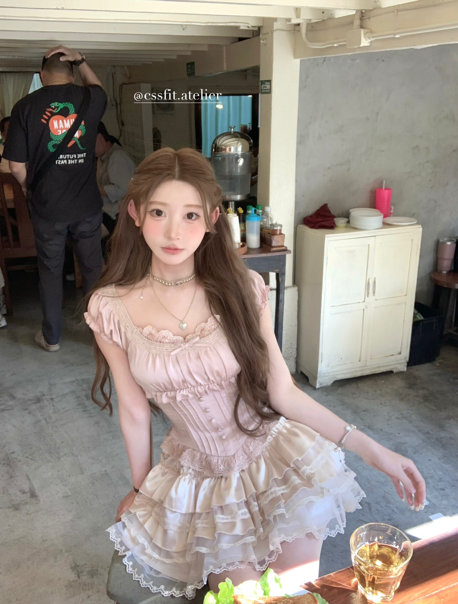 Стильные костюмы 迟伞伞 26/ss 双生樱酪 刺绣钉珠光泽感收腰上衣蕾丝重工蛋糕短裙
