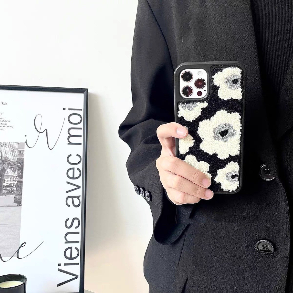 Atmosphere Sensation Plush Black White Flower Phone Protection Shell Apply iPhone13 12 Apple 13promax 11 XSMAX