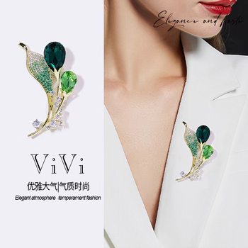 Calla Lily Emerald Crystal High-End Brooch Luxury Corsage Pin Suit Anti-Exposure Accessory Women's Mother's Gift