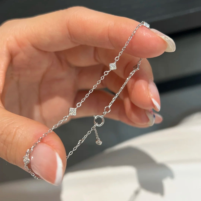 Light Luxury Geometric Small Diamond S925 Sterling Silver Inlaid Moissanite Bracelet for Women, Exquisite, Fashionable, High-End Sparkling Diamond Jewelry Light Luxury Geometric Small Diamond S925 Sterling Silver Inlaid Moissanite Bracelet for Women, Exquisite, Fashionable, High-End Sparkling Diamond Jewelry