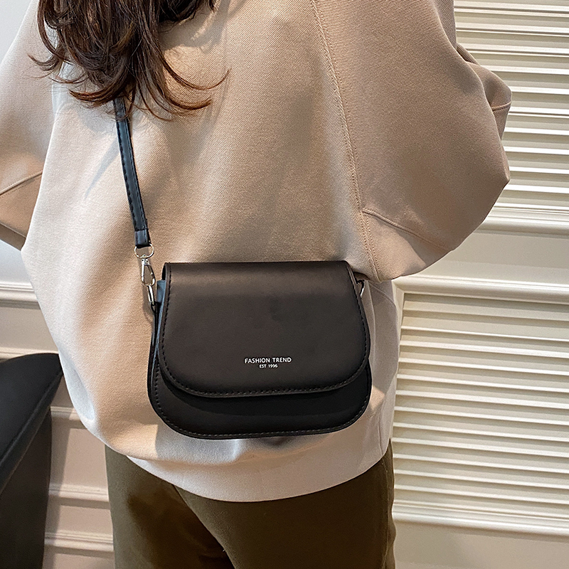 Niche Designer Bags 2026 Autumn and Winter New Fashion Women's Bags Ins Hong Kong Style Retro Saddle Bag Versatile Crossbody Bag Niche Designer Bags 2026 Autumn and Winter New Fashion Women's Bags Ins Hong Kong Style Retro Saddle Bag Versatile Crossbody Bag