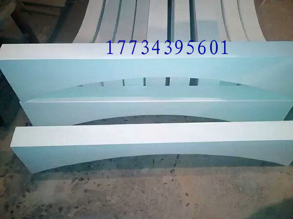 Wooden shot put against toe wrench Throwing circle outside the toe wrench Standard equipment for athletics competitions School sports equipment