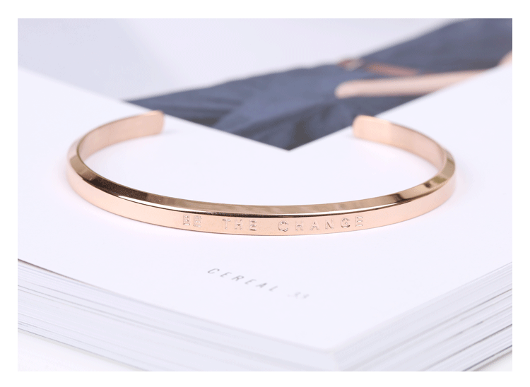 Phiên bản Nhật Bản và Hàn Quốc của cặp vợ chồng bằng thép titan đơn giản, hoa hồng vàng nam đơn giản, vòng tay chữ châu Âu và Mỹ thạch anh tóc đỏ