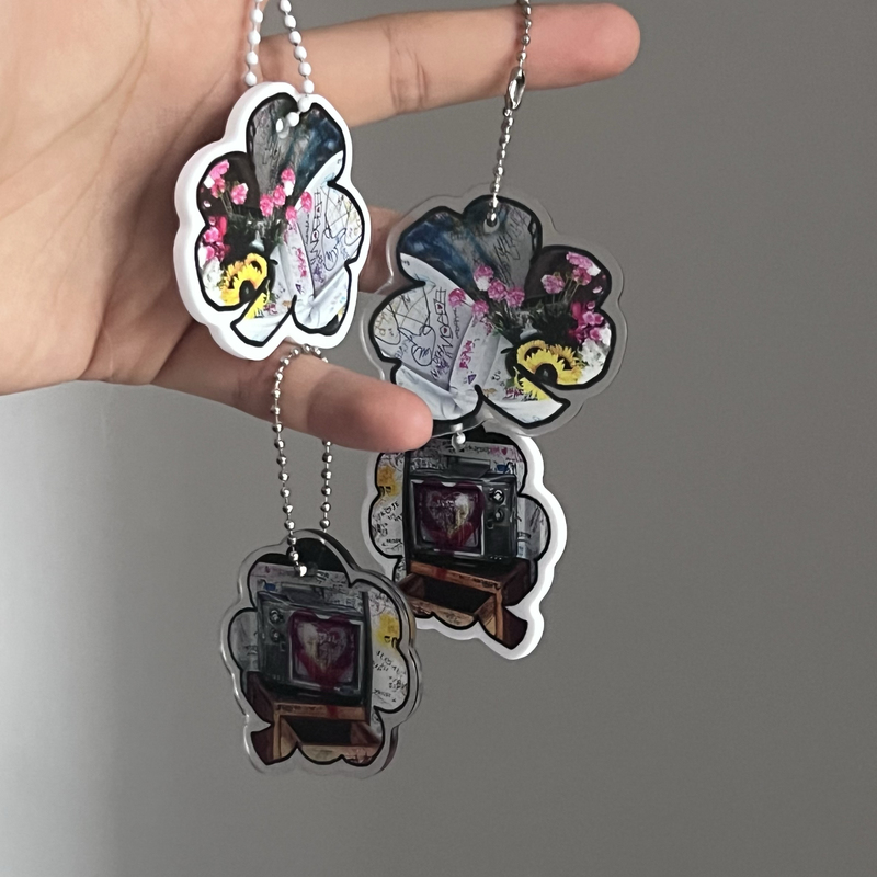 In Stock*Sevenmint "Lucky" Original Graffiti Lucky Four-Leaf Clover Keychain English Pendant