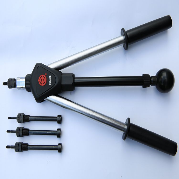 Double take the manual pull hat gun, pull the riveting nut gun and pull the mother gun.