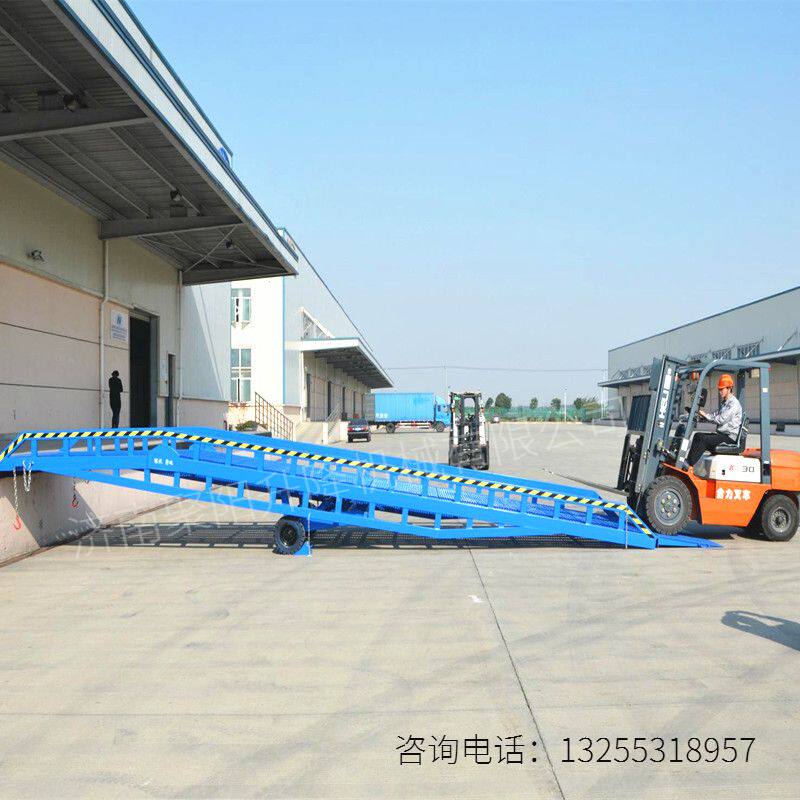 Mobile boarding bridge Forklift Container cargo handling platform hitchhiking hydraulic boarding bridge forklift Bridge
