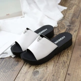 Летние тапочки для матери, нескользящие модные слайдеры, мягкая подошва, для среднего возраста, из натуральной кожи