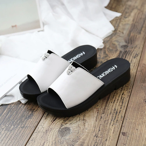 Летние тапочки для матери, нескользящие модные слайдеры, мягкая подошва, для среднего возраста, из натуральной кожи