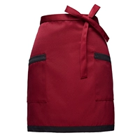 Цвет низа соответствует ультракороткому полуфартуку красного цвета.