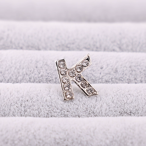 Bảng chữ cái tiếng Anh hoang dã nhỏ trâm cài bạc nguyên chất huy hiệu nhỏ dễ thương pin nhỏ cardigan khóa tóc quần áo phụ kiện
