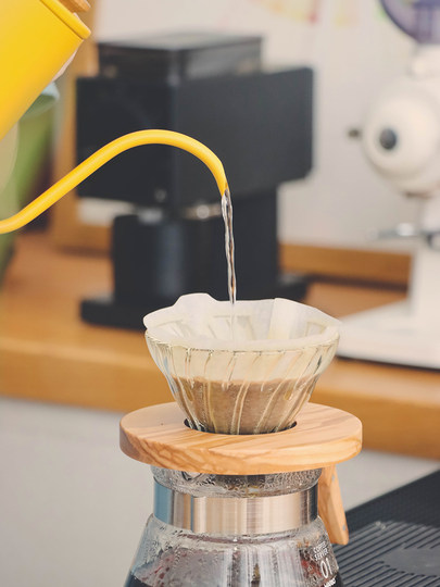 Solid wood handle, yellow hand-brewed coffee pot, stainless steel hanging ear coffee, Japanese retro V60 hand-brewed coffee pot, small