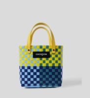 Синий. Зайдите в магазин и получите случайный кулон.