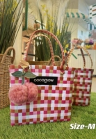 Средняя Queen Red Co. Следуйте в магазин и вы получите случайный кулон.