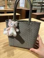 Серый, небольшого размера. Соберите и купите бесплатно кулон из мехового шарика.