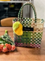 Средний хаки-зеленый и фиолетовый. Соберите и купите бесплатно кулон из мехового шарика.