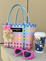 Порошок макарон среднего размера. Следуйте в магазин и получите случайный кулон.