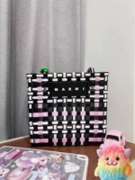 Квадратный, сиреневый