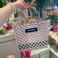 Порошок вишневого цвета в пластиковой тубе. Соберите и купите бесплатный кулон в виде шарика для волос.