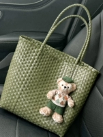 Bean Green Medium Соберите и купите бесплатно кулон из мехового шарика.