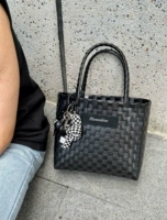 Сумочка среднего размера, чистого черного цвета. Добавьте в коллекцию и получите в подарок кулон из мехового шарика.