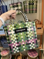 Средне-зелено-белый цвет. Следуйте и собирайте, чтобы получить случайный кулон.