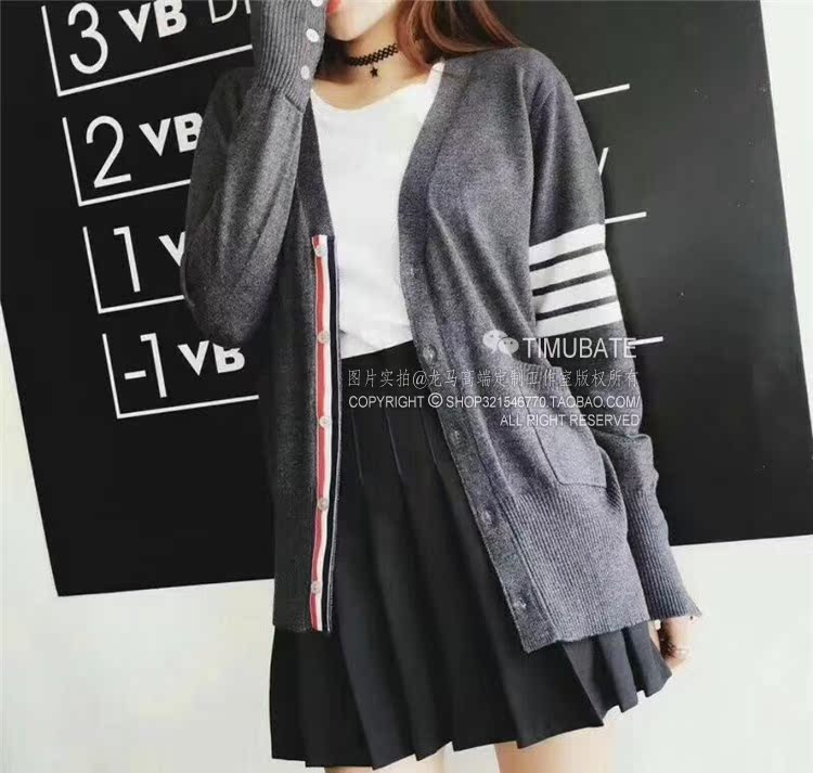 2018 mùa xuân len tinh khiết cổ điển tb áo len cardigan nam giới và phụ nữ các cặp vợ chồng với cùng một đoạn bốn thanh v neck loose áo len