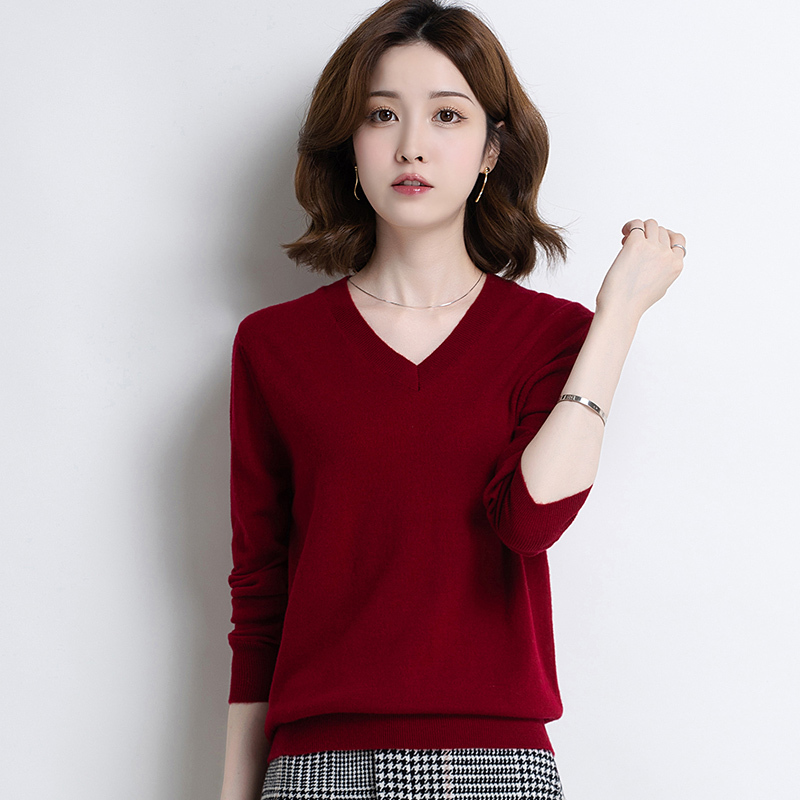 Women's Heart-Neck Wool Sweater, 100% Pure Wool, Short Knitwear for Autumn and Winter, Fitted V-Neck Base Layer