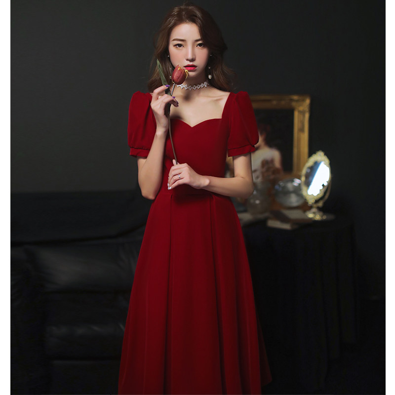 The toast is served with a long version of the wine red color normally can be worn with simple atmosphere small child wedding gown slim woman