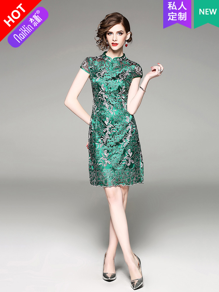 奈昕 Red cheongsam for mother, suitable for teen, with embroidery