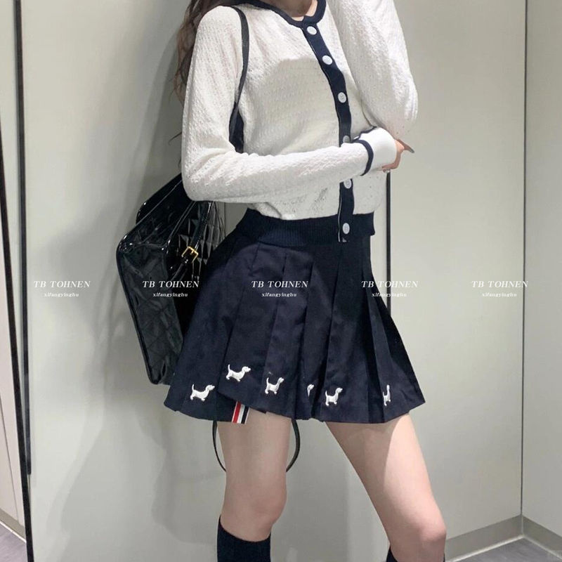 Counter Edition~Tb Classic Short Skirt with Front Short and Back Long Design, 2026 New Model with Puppy Embroidery, Preppy Style, Slit Pleated Skirt Counter Edition~Tb Classic Short Skirt with Front Short and Back Long Design, 2026 New Model with Puppy Embroidery, Preppy Style, Slit Pleated Skirt