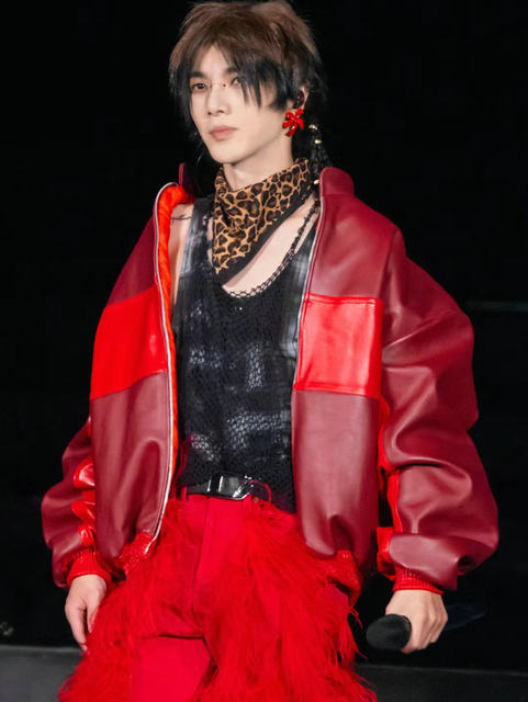 Hua Chenyu concert star ຂອງເສື້ອຫນັງລົດຈັກແບບດຽວກັນຂອງຜູ້ຊາຍໃນລະດູໃບໄມ້ລົ່ນແລະລະດູຫນາວທີ່ມີທ່າອ່ຽງຢືນຄໍເສື້ອ jacket ຫນັງສີກົງກັນຂ້າມ