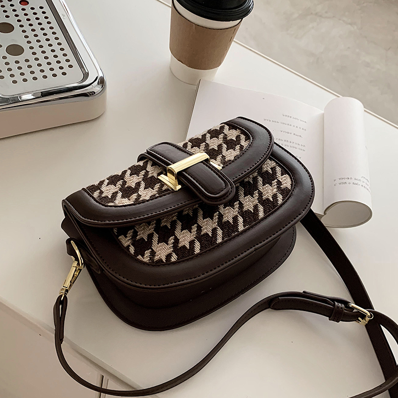 Autumn winter on the new small bag bag women 2022 new fashion ins retro fashion one-shoulder cross-body cross-body red checkered saddle bag