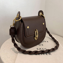Upper New Packet Bag Woman 2022 new Korean version Fashion armband Shoulder Inclined Satchel small crowdsourced design Latch Saddle Bag