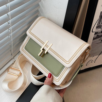 Net red ocean texture Small bag Girl 2022 new tide Han version 100 hitch Collision Color Small Square Bag Wide Shoulder Strap Skew Satchel