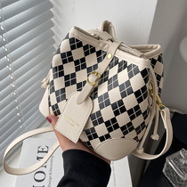 Spring and summer popular checkered bucket bag for women 2022 new Korean version Advanced sense single shoulder bag ins 100 hitched satchel