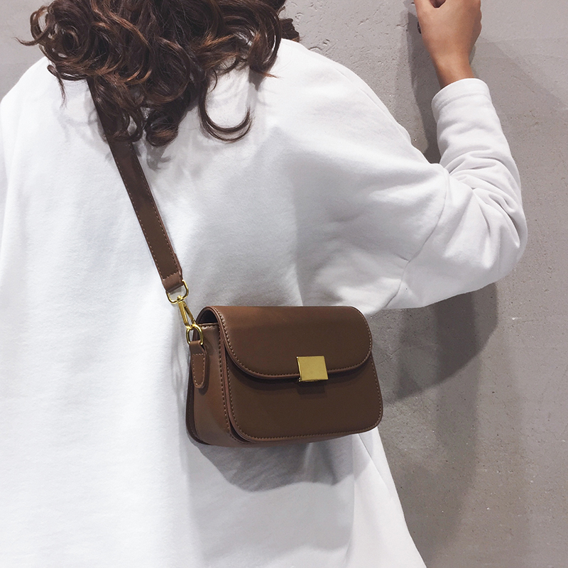 Bag Pack woman 2022 new Korean version Tide Comeback Ancient Brief Lock Catch Single Shoulder Skew Satchel Pure Color 100 Lapped Temperament Small Square Bag