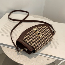 This years popular gianbird pack of women 2022 new wave Korean version of the sea air mesh red single shoulder inclined satchel saddle bag