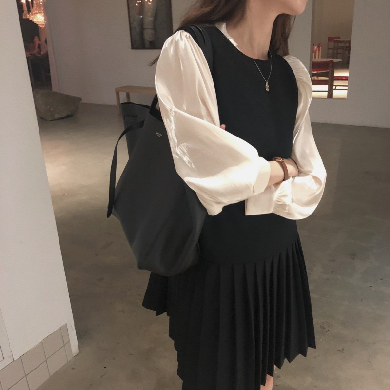 Large size for spring and summer 2021 new small sub-temperament bubble sleeve t shirt round collar 100 pleats hanging with skirt suit woman