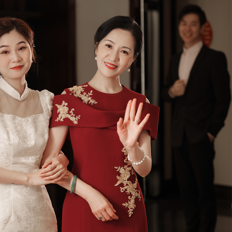 Elegant and Graceful, the Dress for the Mother of the Bride Is a Noble and Slimming Wedding Dress for the Summer