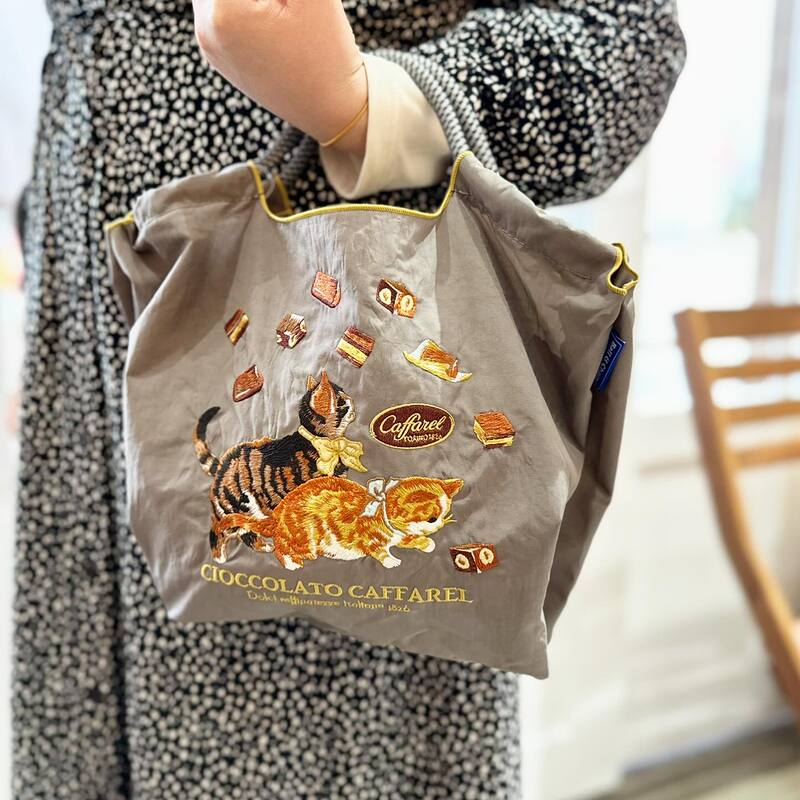 Japanese-Style Ball Chain Embroidered Chocolate Cat Eco-Friendly Canvas Crossbody Bag for Women, Shopping Bag, Commuter Bag
