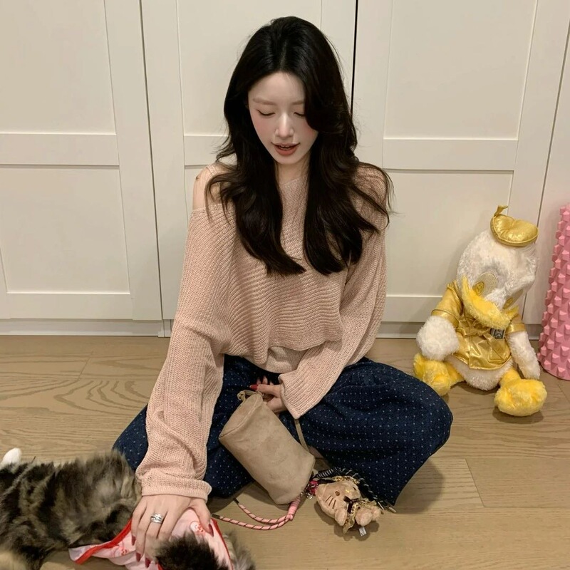 Korean-Style Pink Hollow-Out Long-Sleeve Knit Sweater for Women, Early Autumn Casual Lazy Style Loose-Fitting Elegant Off-Shoulder Top