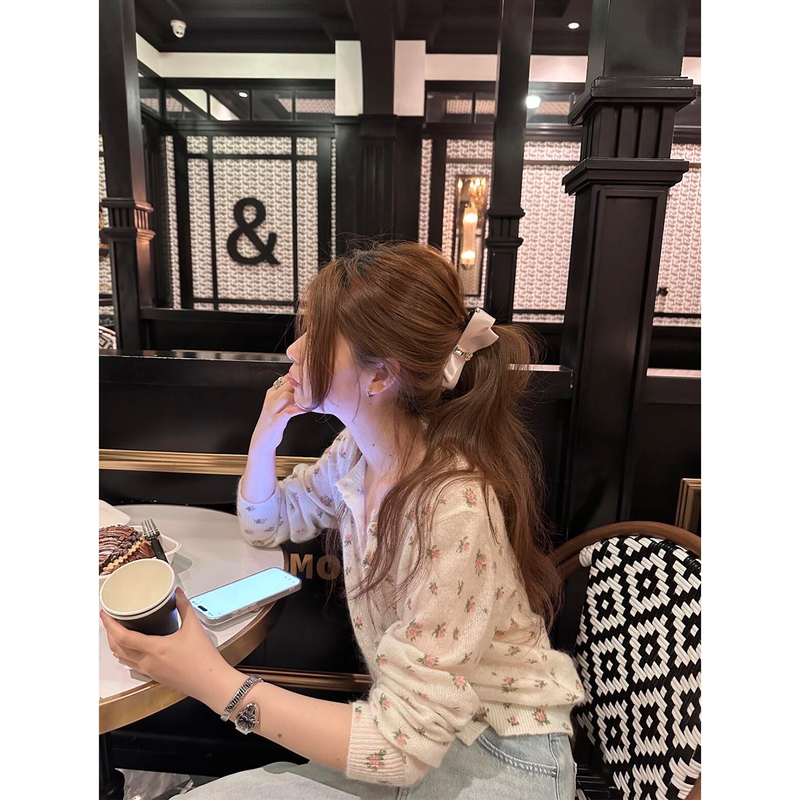 Korean-Style Beautiful White Floral Knit Cardigan Jacket for Women, Early Spring Design, Niche Outerwear, Loose and Slimming Top