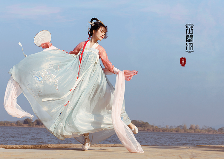 (Zhilantine) Spot 2019 Yulan Flow Yunzi Chest Qi Waist Short-shirt One piece needs to leave a message